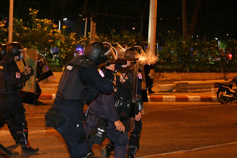 Watchdog verunsichert durch Polizei, die Gummigeschosse auf Demonstranten abfeuert