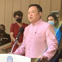 Gesundheitsminister warnt vor der dritten COVID-19 Welle, da weniger Thailänder in der Öffentlichkeit Gesichtsmasken tragen