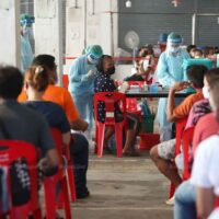 77 illegale inhaftierte Migranten haben sich in Haft mit Covid-19 infiziert