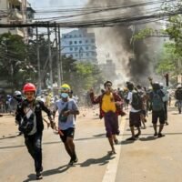 Demonstranten aus Myanmar gingen im Morgengrauen auf die Straße, als Mandalay von acht Todesfällen heimgesucht wurde
