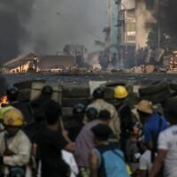 Die Junta in Myanmar fordert Normalität und setzt ihre Razzien und Drohungen fort