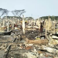Fünf Tote befürchtet, Tausende fliehen vor dem massiven Feuer im Rohingya Lager in Bangladesch