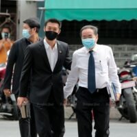 Thanathorn erkennt königliche Beleidigungsvorwürfe an
