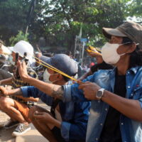Tausende Menschen fliehen nach Thailand, nachdem die myanmarische Armee Dörfer angegriffen hat