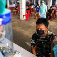Thailändische Versicherer verkaufen Policen für Nebenwirkungen von COVID-19 Impfstoffen