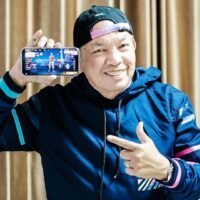 Der Komiker 'Kom' stirbt, nachdem er sich im Alter von 63 Jahren mit Covid-19 infiziert hat