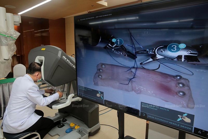 Das Siriraj Krankenhaus bietet an seinem Geburtstag eine kostenlose Roboteroperation an
