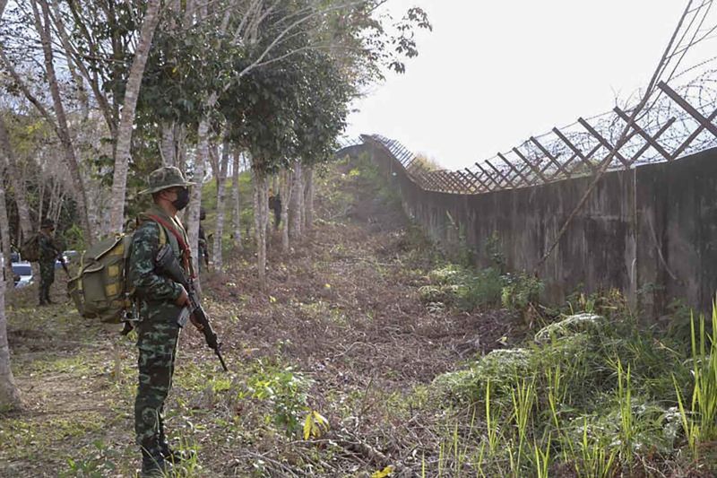 Überbleibende Thailänder kehren über die Grenze zurück