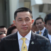 Verkehrsminister Saksayam wurde von Mitarbeitern, die an zwei Nachtlokalen in der Gegend von Thong Lor rumhingen, mit dem Coronavirus infiziert