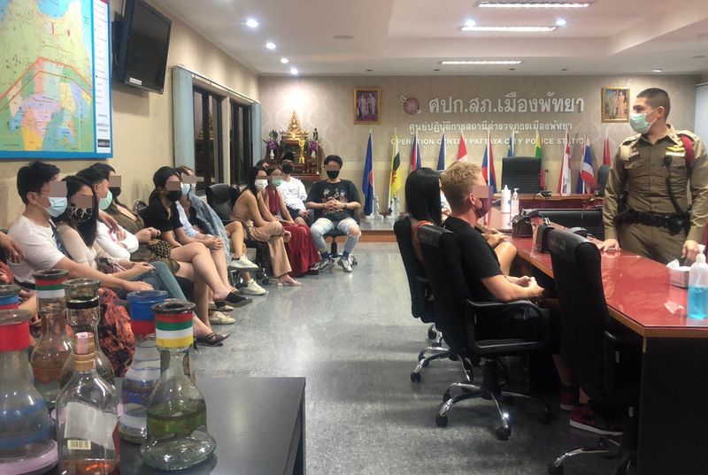 32 Festgenommene trinken, rauchen im Restaurant in Pattaya