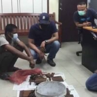 Obdachloser stahl Bolzen und Grundplatten von den Gleisen am Bahnhof Hat Yai