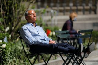 Ein geimpfter Mann entspannt sich im Bryant Park in New York City