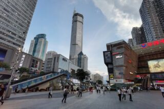 Ingenieure inspizieren einen chinesischen Wolkenkratzer, nachdem sein Schütteln Panik ausgelöst hat