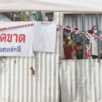 Die Bewegungen von Arbeitern auf Baustellen und in Schlafsälen werden in Bangkok eingeschränkt