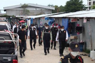 Beamte der Bangkok Metropolitan Administration (BMA) inspizieren am Donnerstag die Covid-19 Kontrollmaßnahmen in einem Bauarbeiterlager im Bezirk Lat Krabang