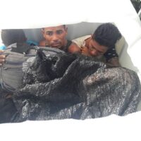 Illegale Migranten verstecken sich in Plastiktanks und in Fässern auf Lastwagen