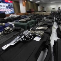 Illegaler Online Waffenhandel floriert und die Auftragskiller decken sich ein