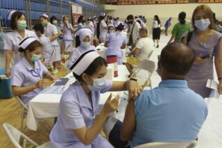 In Phuket erhalten die Menschen Covid-19-Impfstoffe