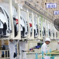 Die Fabriken nehmen die härteren Maßnahmen gegen Covid-19 an