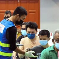 Malaysische Arbeitgeber zahlen für die Impfungen ihrer Arbeitnehmer