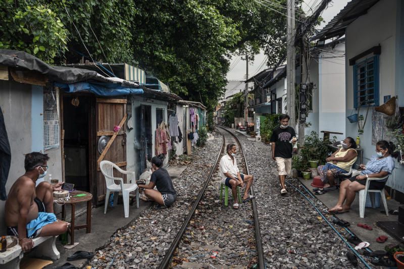Menschen, die in einem Teil des Slums Klong Toey leben