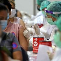 Regierung ärgert sich über den lokalen Ansturm auf Impfstoffe