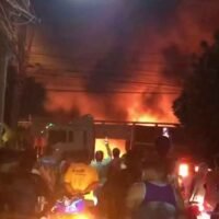 Fracht Lkw geht nach einem Sturz in die Tiefe in Flammen auf