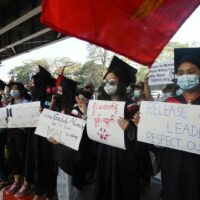 Die Schule ist für Myanmar Schüler aus, die den Drohungen der Junta trotzen