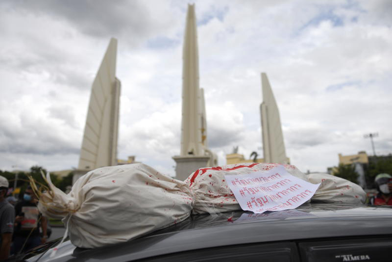 Auf dem Rallye-Gelände am Democracy Monument ist ein simulierter Leichensack auf einem Auto abgebildet