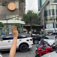 Automob-Demonstranten fordern die Koalitionsparteien zum Überlaufen auf.