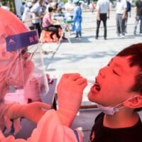 Chinas schlimmster Anstieg der Coronavirus-Infektionen seit Monaten breitete sich auf zwei weitere Gebiete aus.