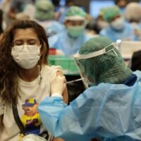 Laut einer Umfrage sehen die meisten Menschen die aktuelle Covid-19 Situation als sehr kritisch