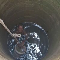 Ein Mann stürzt gut 17 Meter tief in einen Brunnen