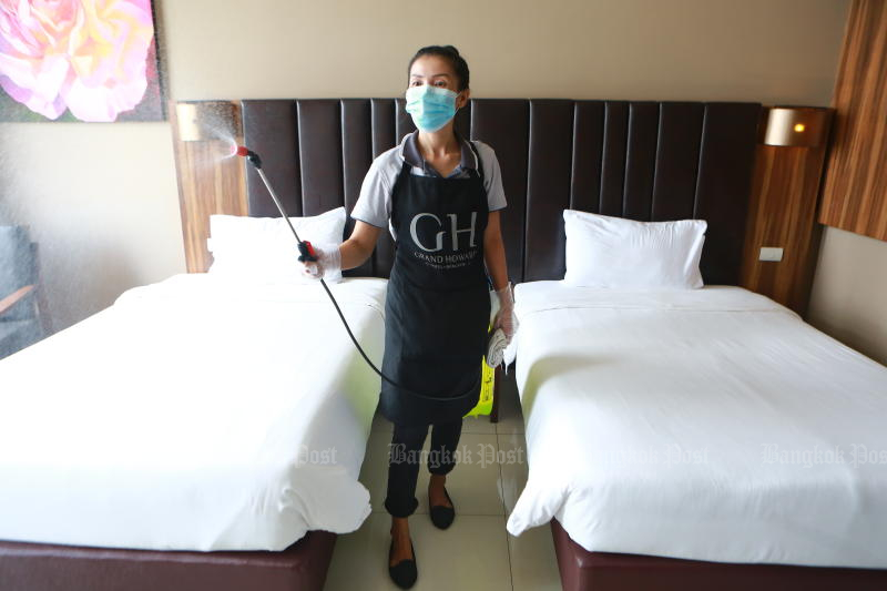 Eine Frau desinfiziert am Montag ein Zimmer im Grand Howard Hotel, das als Krankenhaus genutzt werden soll