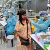 Die Menschen sind an der Wirksamkeit und den Nebenwirkungen von Impfstoffen gegen Covid-19 sehr interessiert