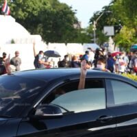 Drei Anti-Prayuth Gruppen versammeln sich und inszenieren einen Automob