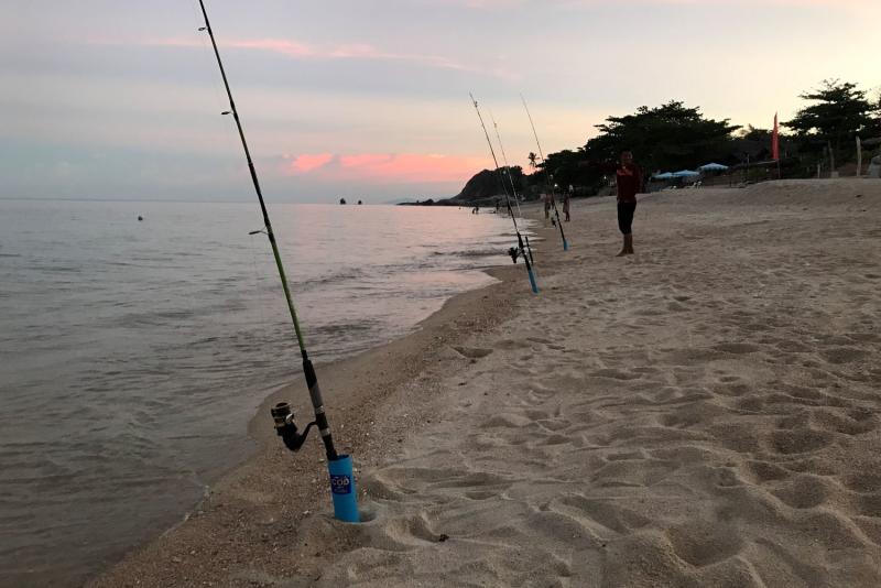 Fischer sind am 3. Juli 2021 die einzigen Menschen am Lamai Beach auf Koh Samui, Provinz Surat Thani.