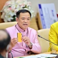 Gesundheitsminister Anutin besteht darauf, dass AstraZeneca das lokale Impf-Ziel von 3 Millionen anhebt