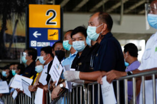 Hotelfahrer warten am Flughafen Phuket auf Passagiere, da die Provinz am 1. Juli wieder für ausländische Touristen geöffnet wird