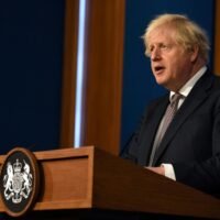 England hebt die Virusbeschränkungen auf, da Israel Impfstoffbefürchtungen weckt