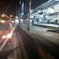 Mann bricht auf Bangkoker Straße zusammen, ein Taxifahrer bringt ihn ins Krankenhaus