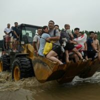 Menschen fliehen vor den Fluten in China, als sich der Taifun nähert