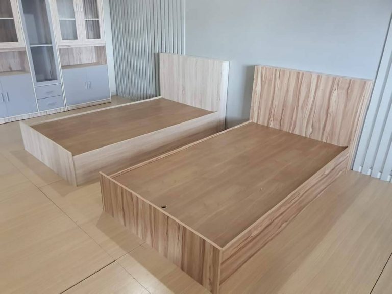 Möbelhaus in Buriram stellt 2.000 Betten für Feldlazarette her