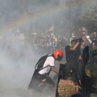 Polizei feuert Wasserwerfer, Gummigeschosse und Tränengas auf Demonstranten