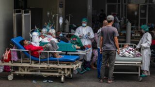 Indonesische Suppenküche bringt Essen zu Covid-19 Patienten, die zu Hause festsitzen