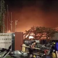 Eine Explosion und ein Feuer zerstörten am Montagmorgen die Fabrik der Ming Dih Chemical Co im Bezirk Bang Phli von Samut Prakan. (