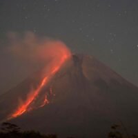 Vulkan in Indonesien bricht aus und bedeckt die Dörfer mit Asche