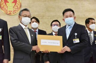 Der Sprecher des Repräsentantenhauses, Chuan Leekpai (links), nimmt am 16. August im Parlament den Misstrauensantrag von Oppositionsführer Sompong Amornwiwat entgegen