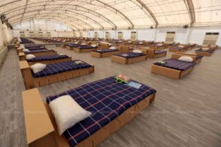 Die Betten werden vor der Eröffnung eines kommunalen Isolationszentrums in einem Lagerhaus der thailändischen Hafenbehörde vorbereitet