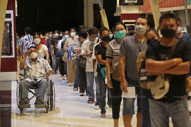 Die Menschen stehen am Mittwoch im Einkaufszentrum The Mall Bangkapi in Bangkok für ihre erste Dosis des Covid-19-Impfstoffs an